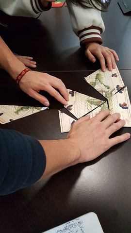 Énigme escape game Des étudiants tentent de résoudre une énigme sous forme de puzzle.