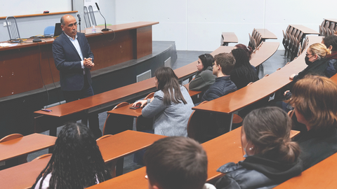 Les collégiens du programme PEI rencontre Pablo Diaz, directeur de Sciences Po Rennes Rencontre entre des collégiens participant au programme PEI, et le directeur de Sciences Po Rennes, Pablo Diaz