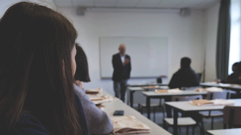 Cours de Bruno Tilly, maitre de conférences proposé à des lycéens du programme PEI Bruno Tilly, maitre de conférences, propose un cours à des lycéens du programme PEI dans les locaux de Sciences Po Rennes