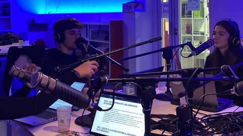 Plusieurs étudiants du campus de Caen autours d'une table, enregistrant le podcast Greenfluence