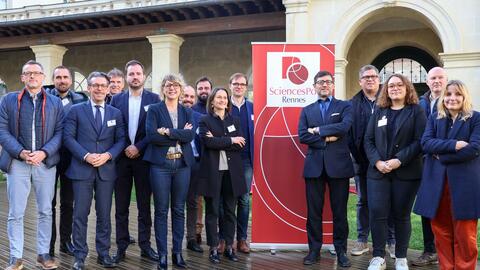 Les éléves de la première promotion de l'EMBA transitions territoriales avec le responsable de la formation Thibault Tellier