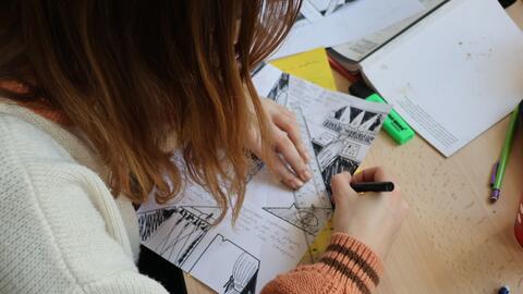 élève qui dessine élève qui dessine
