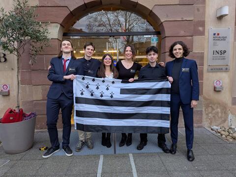Photo des orateurs et de leurs coachs de la délégation rennaise pour l'édition Artefact 2025