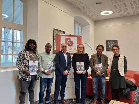 Les quatre diplômés du master 2 management de projets par la voie de la validation des acquis de l'expérience professionnelle en compagnie du directeur de Sciences Po Rennes Pablo Diaz et de la responsable du pôle développement et partenariat Elsa Delaunay