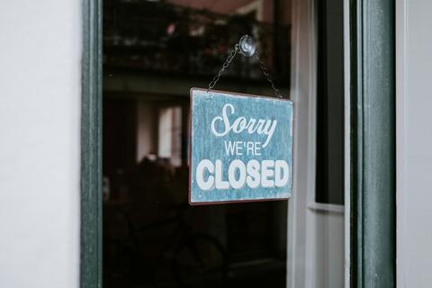 Panneau "Sorry we're closed" sur une porte fermée
