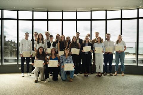 La photo représente les étudiants et les étudiantes diplômés du double diplome ONSA Rennes Sciences Po Rennes au forum économique breton