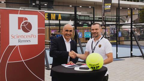 Pablo Diaz, directeur de Sciences Po Rennes et Matthieu Blesteau, directeur de l'Open Blot Rennes, se serrent la main suite à la signature de leur convention de partenariat.