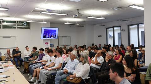 Limage montre la salle comble du débat Génération climat : quelle place pour l’engagement des jeunes en Europe ?