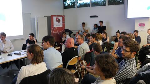 Le public est venu nombreux pour assister à cette conférence.