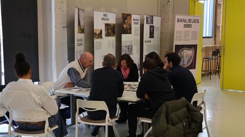Les étudiantes et étudiants en quatrième année d'IN SITU et les professionnels sont assis autour d'une table sur laquelle ils créent une frise.