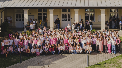 Photo de groupe d'étudiants et personnels de Sciences Po Rennes habillés en rose